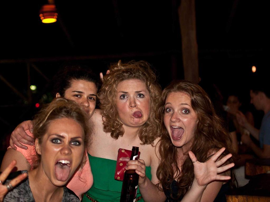 Arenal Backpackers Resort La Fortuna Bagian luar foto A group of women making faces