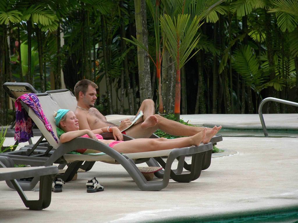 Arenal Backpackers Resort La Fortuna Bagian luar foto A couple sunbathing