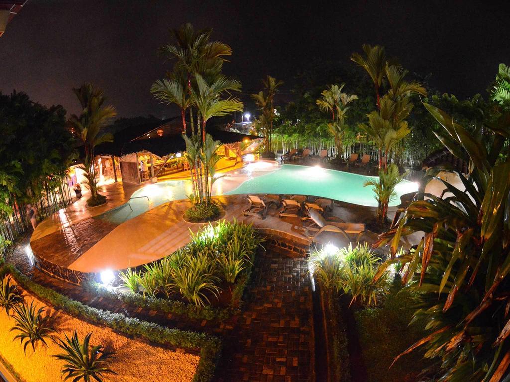 Arenal Backpackers Resort La Fortuna Bagian luar foto The pool at night
