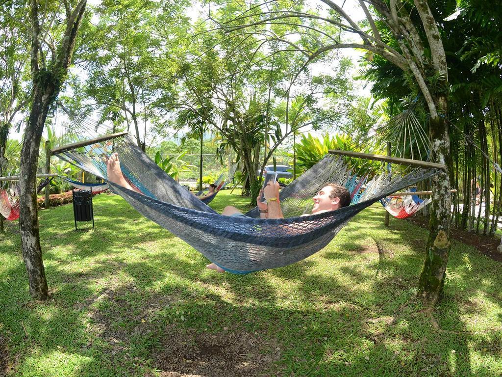 Arenal Backpackers Resort La Fortuna Bagian luar foto Hammock in the park