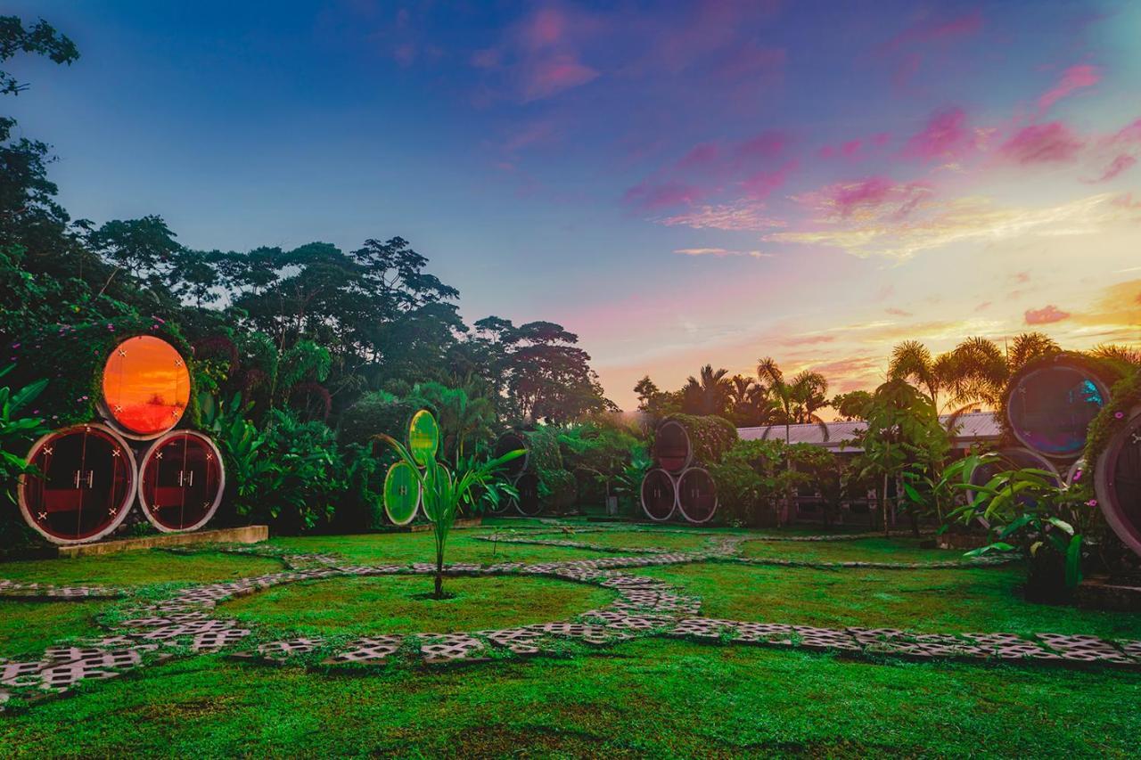 Arenal Backpackers Resort La Fortuna Bagian luar foto The Labyrinth at the University of the West Indies, Cave Hill Campus