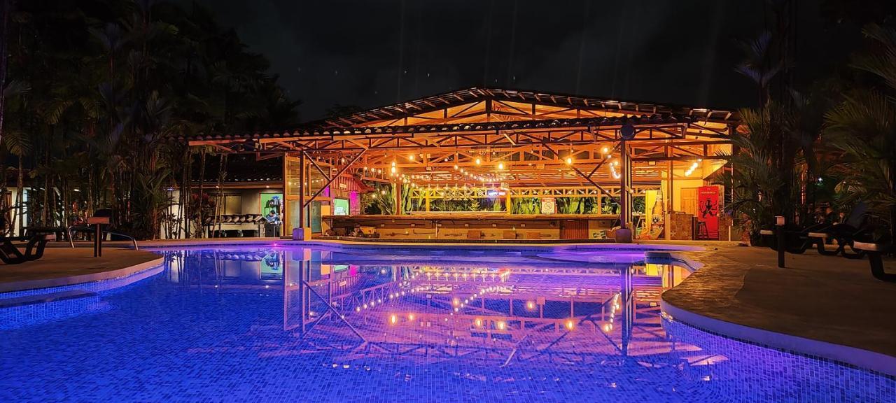 Arenal Backpackers Resort La Fortuna Bagian luar foto The pool at the resort