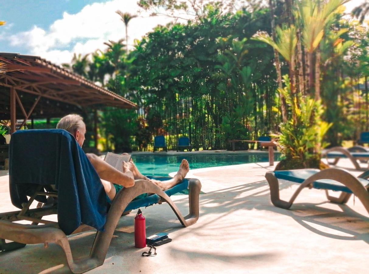 Arenal Backpackers Resort La Fortuna Bagian luar foto A man relaxing at a resort
