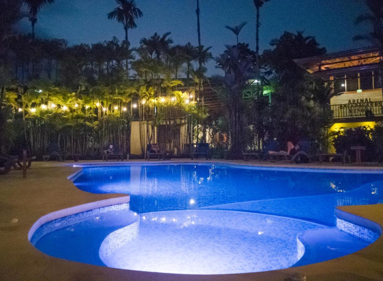 Arenal Backpackers Resort La Fortuna Bagian luar foto The swimming pool at the hotel