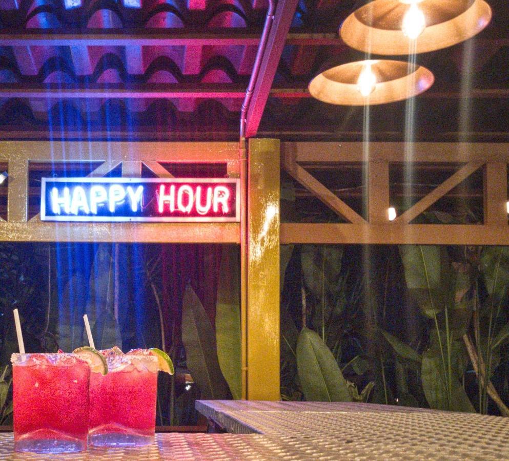 Arenal Backpackers Resort La Fortuna Bagian luar foto Happy hour sign