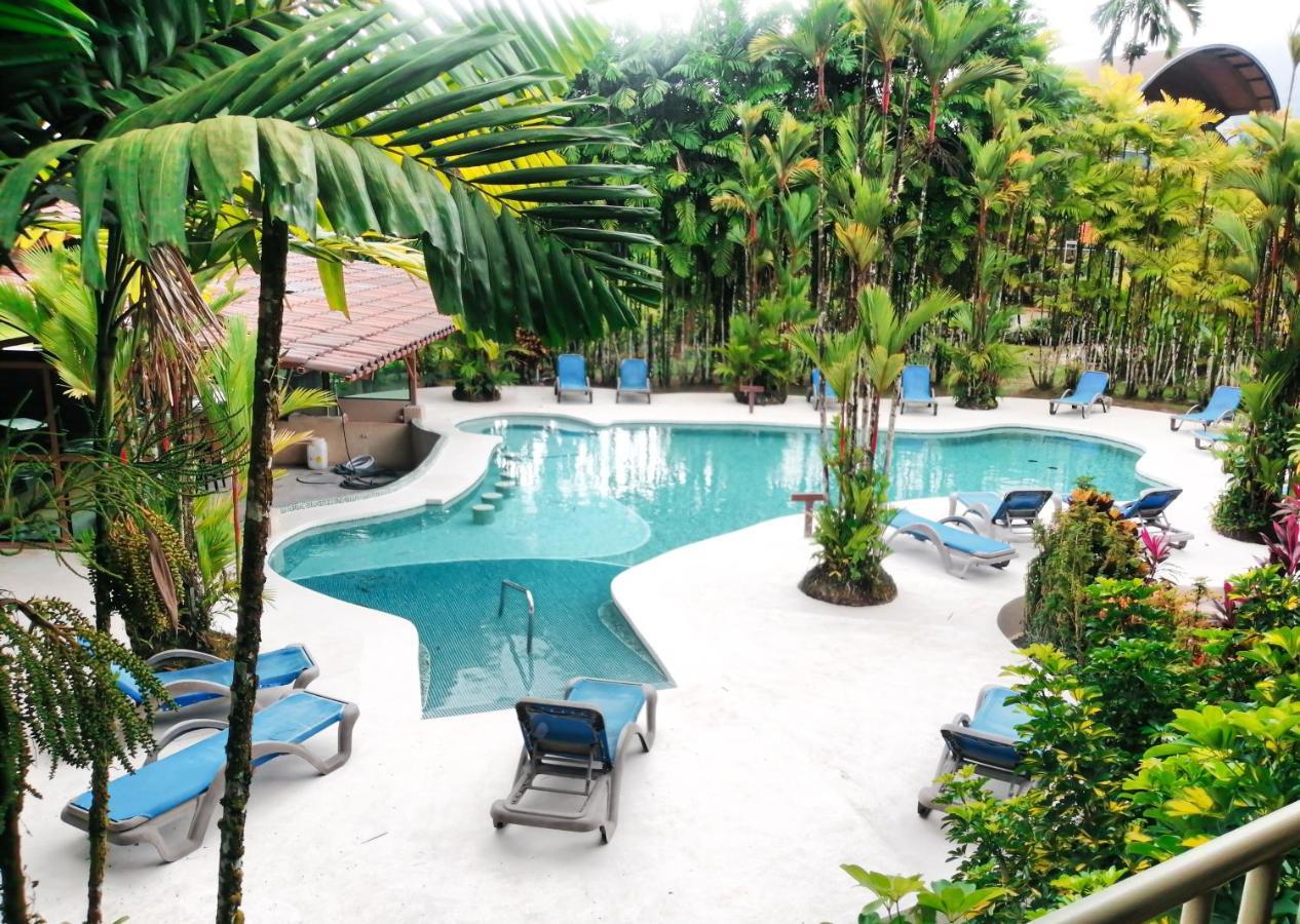 Arenal Backpackers Resort La Fortuna Bagian luar foto The swimming pool at the resort