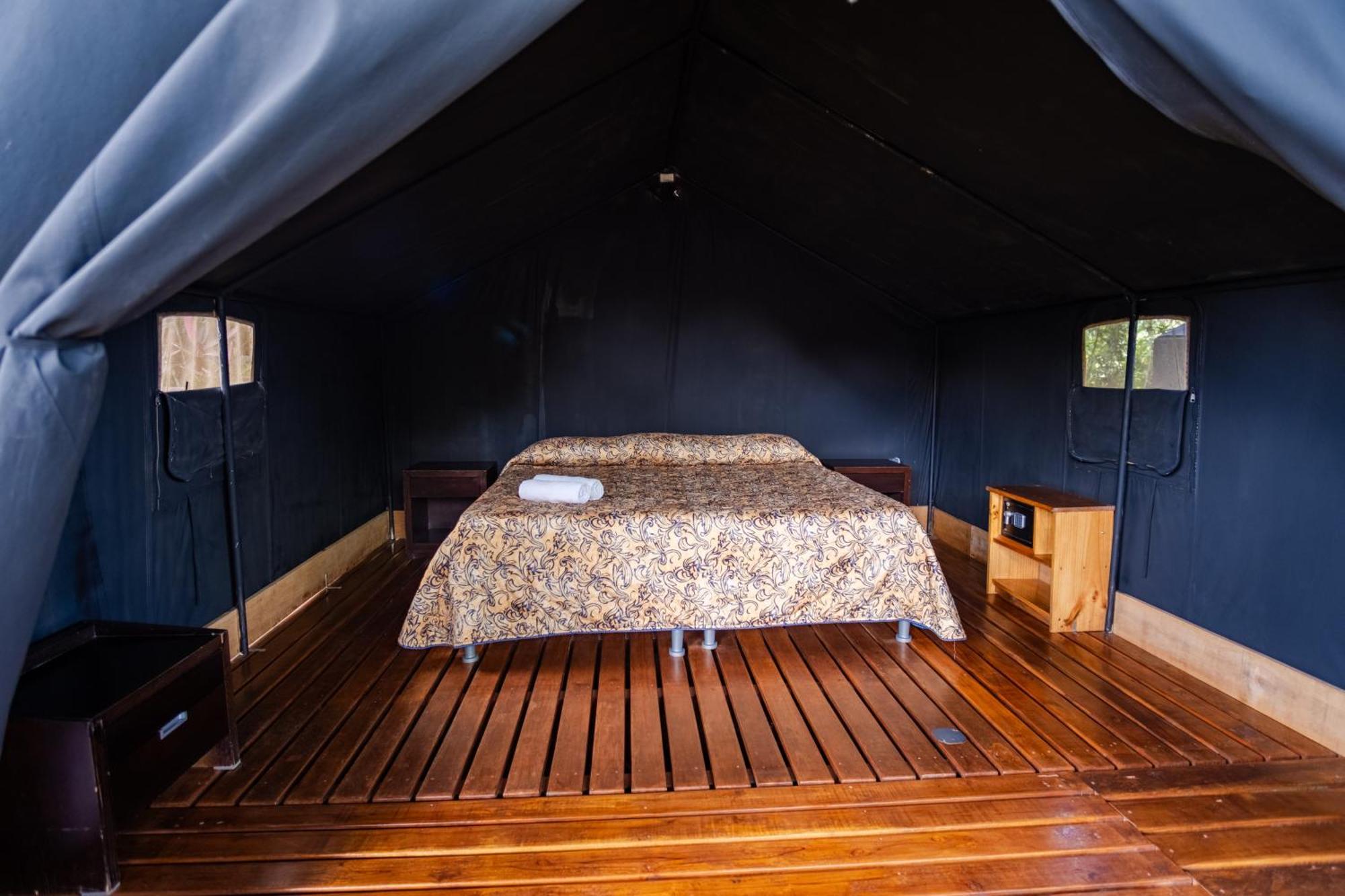 Arenal Backpackers Resort La Fortuna Bagian luar foto Interior of a tent at the resort