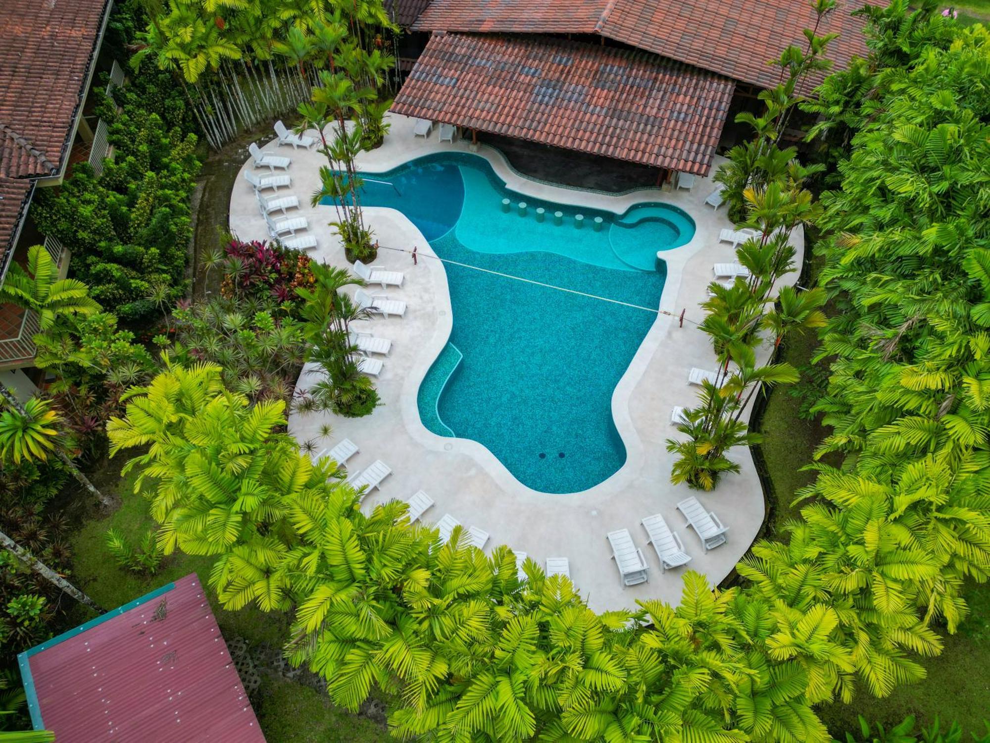 Arenal Backpackers Resort La Fortuna Bagian luar foto Aerial view of the swimming pool at the hotel