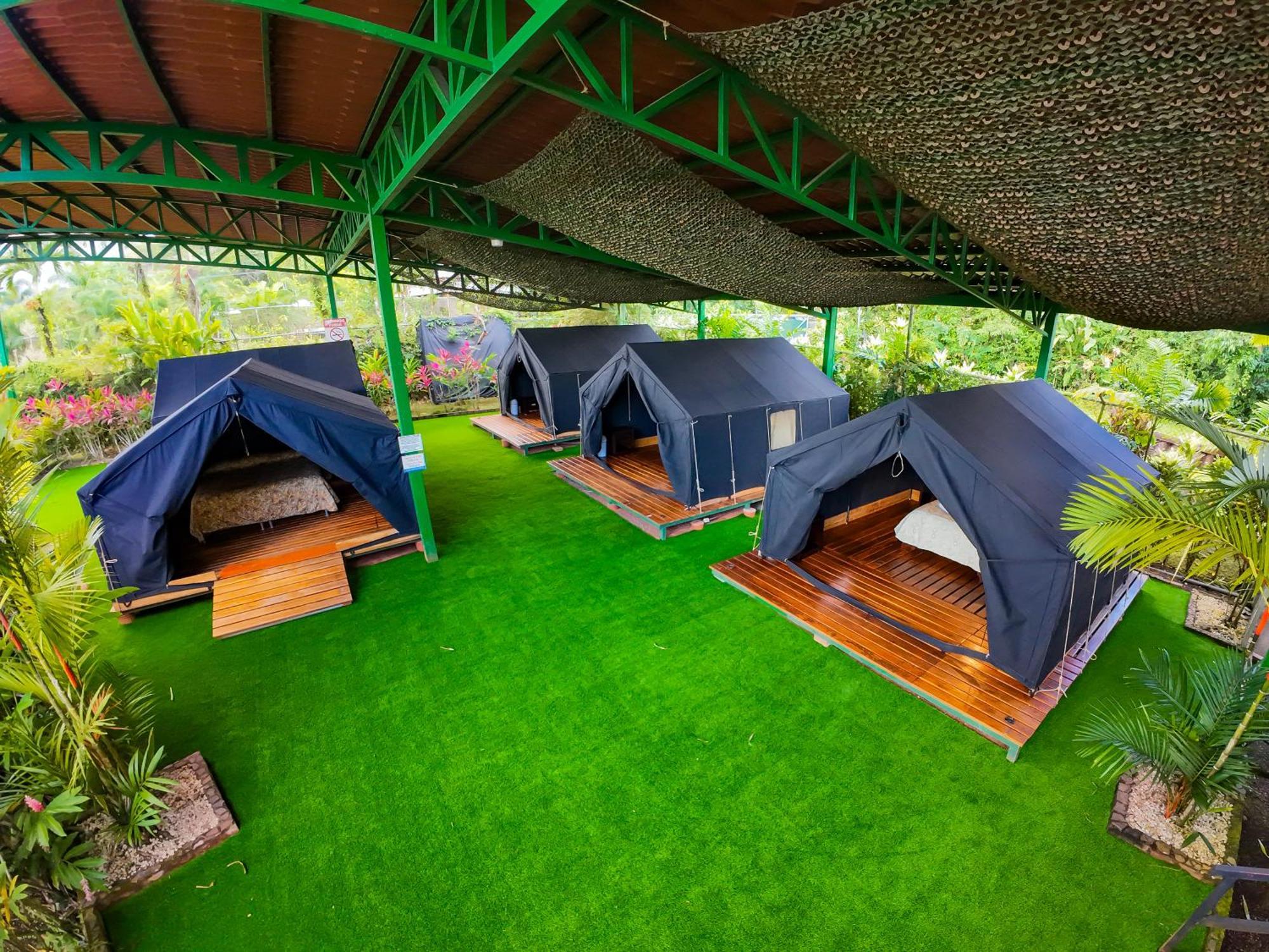 Arenal Backpackers Resort La Fortuna Bagian luar foto Eco-Tents at the resort