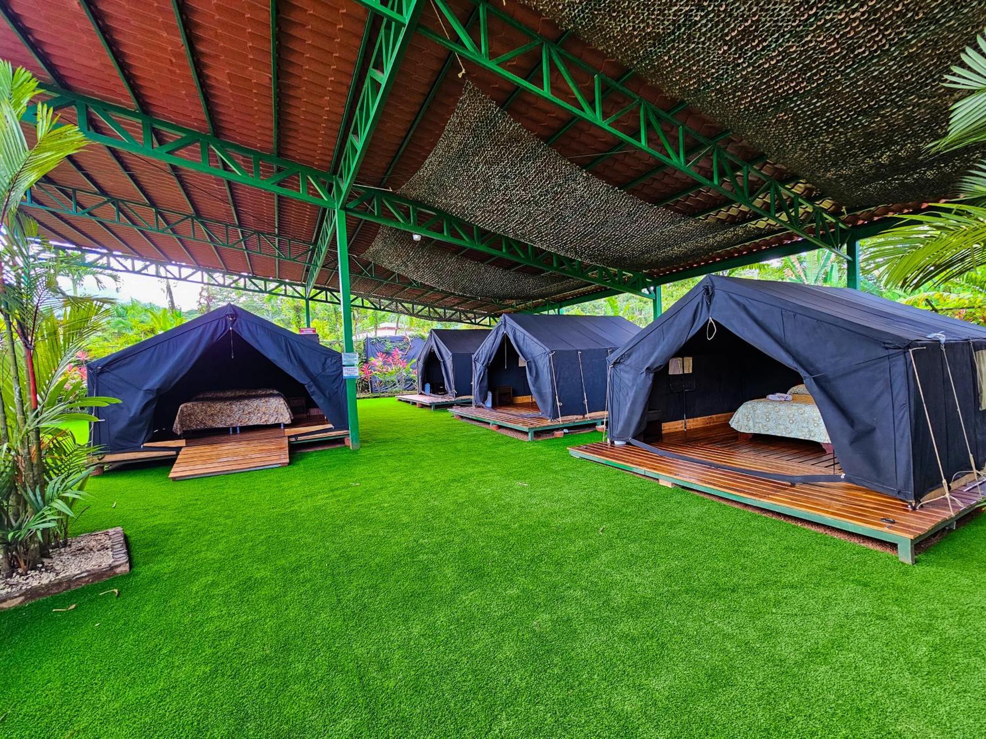 Arenal Backpackers Resort La Fortuna Bagian luar foto Campsite at the resort