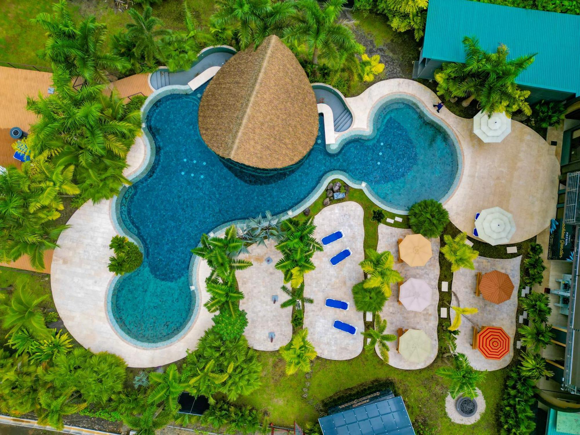 Arenal Backpackers Resort La Fortuna Bagian luar foto Aerial view of the resort