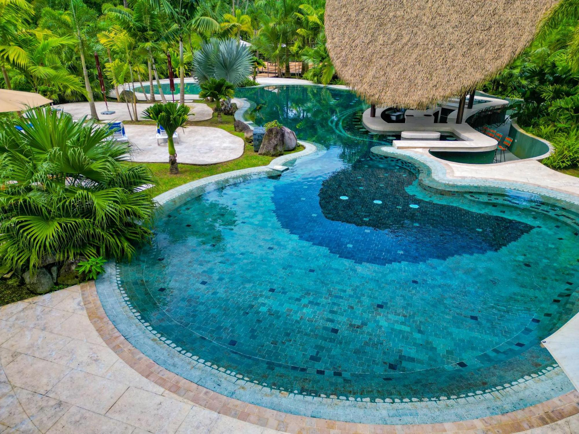 Arenal Backpackers Resort La Fortuna Bagian luar foto The swimming pool at the resort
