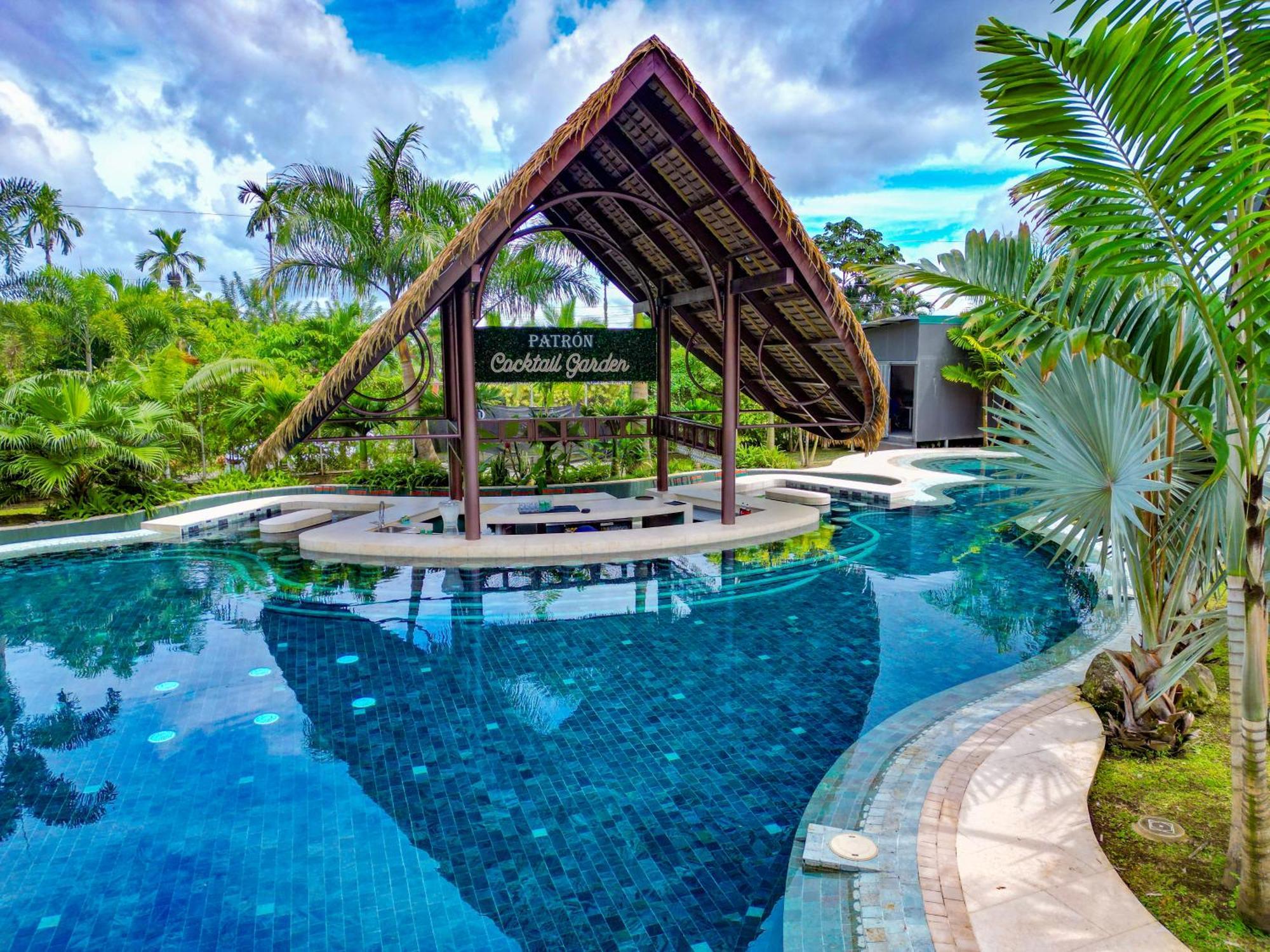 Arenal Backpackers Resort La Fortuna Bagian luar foto Pata Black Mountain Golf Resort