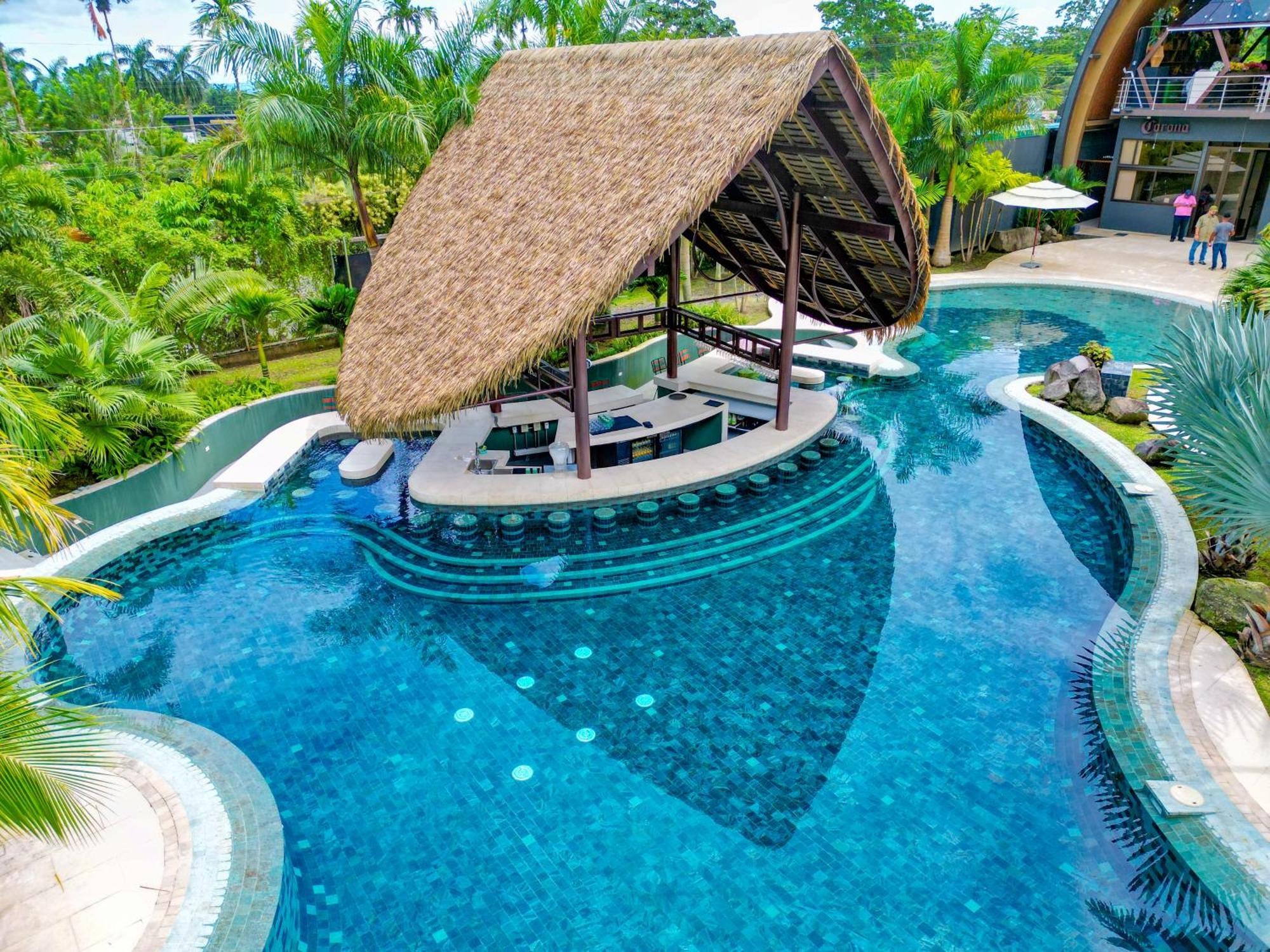 Arenal Backpackers Resort La Fortuna Bagian luar foto The swimming pool at the resort