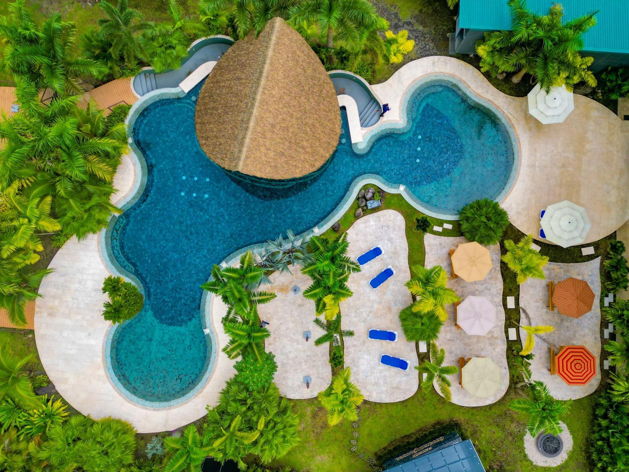 Arenal Backpackers Resort La Fortuna Bagian luar foto Aerial view of the resort