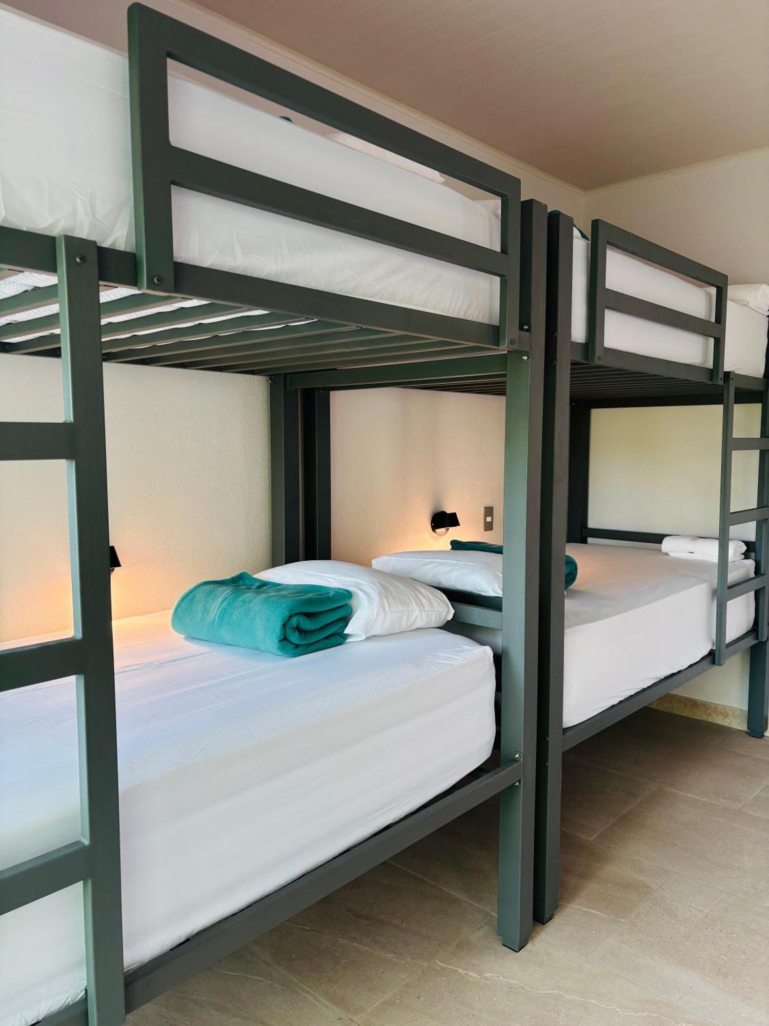 Arenal Backpackers Resort La Fortuna Bagian luar foto Bunk beds in a hostel