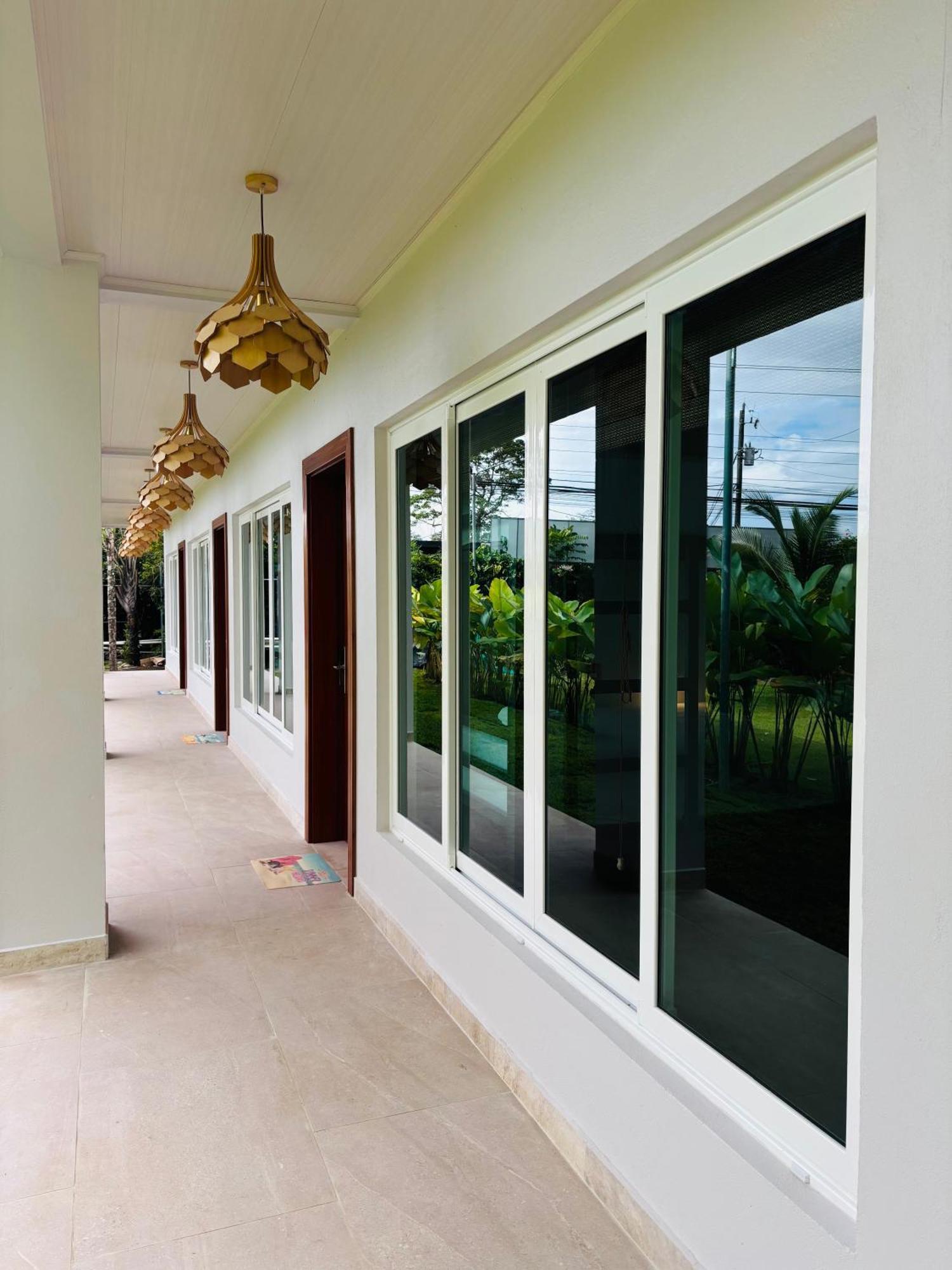 Arenal Backpackers Resort La Fortuna Bagian luar foto A window with reflective glass
