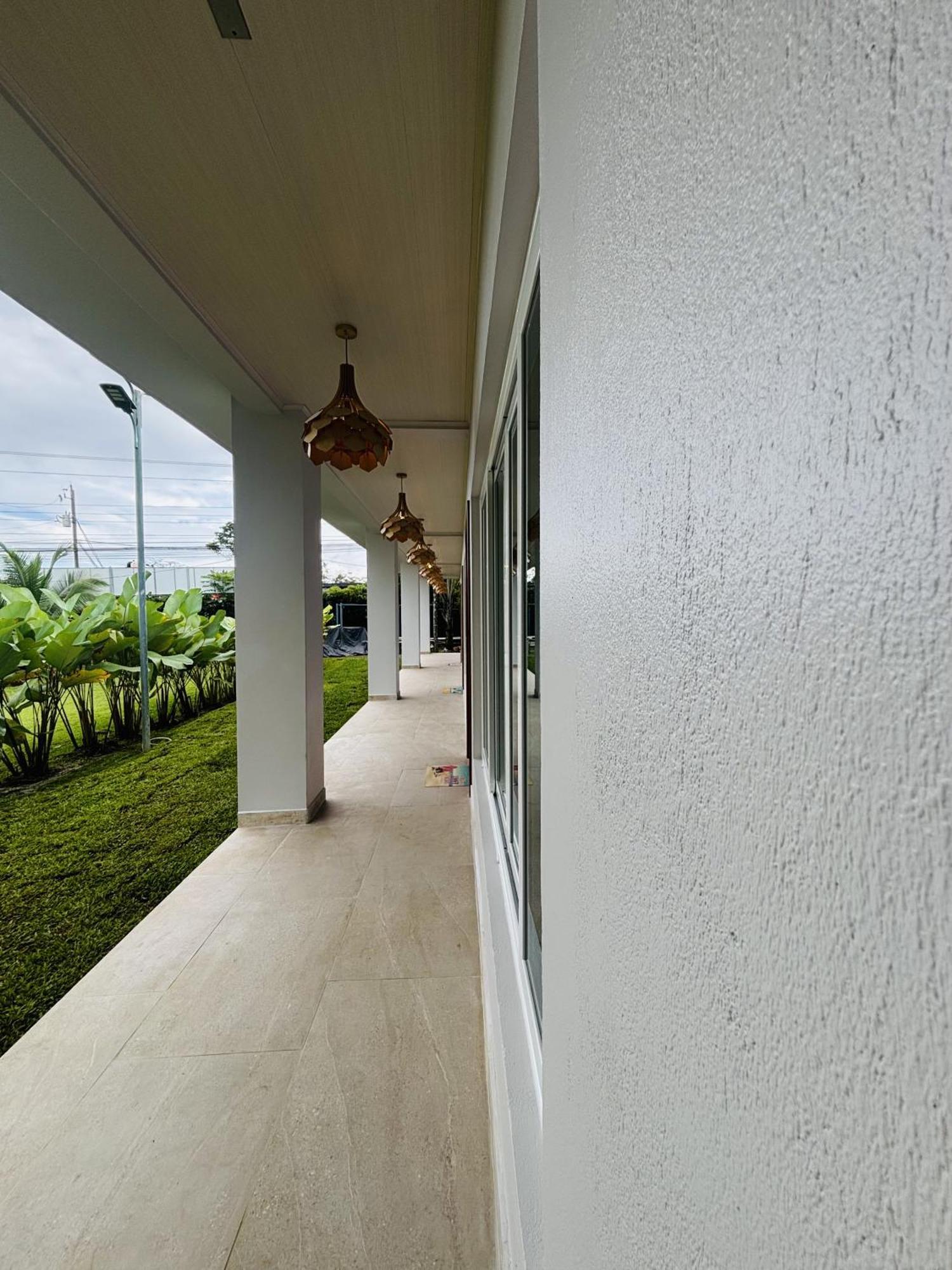 Arenal Backpackers Resort La Fortuna Bagian luar foto The corridor of the school