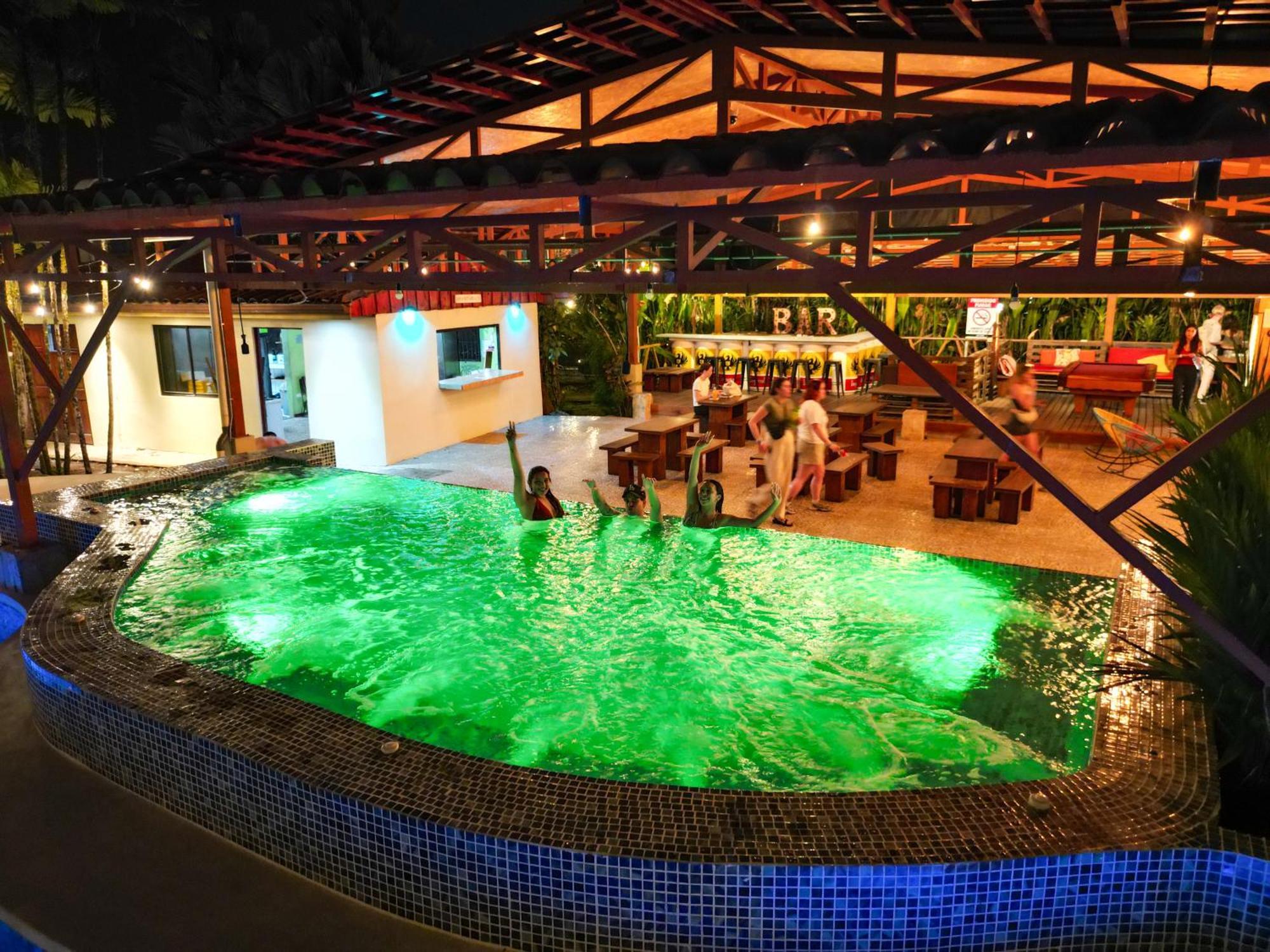 Arenal Backpackers Resort La Fortuna Bagian luar foto
