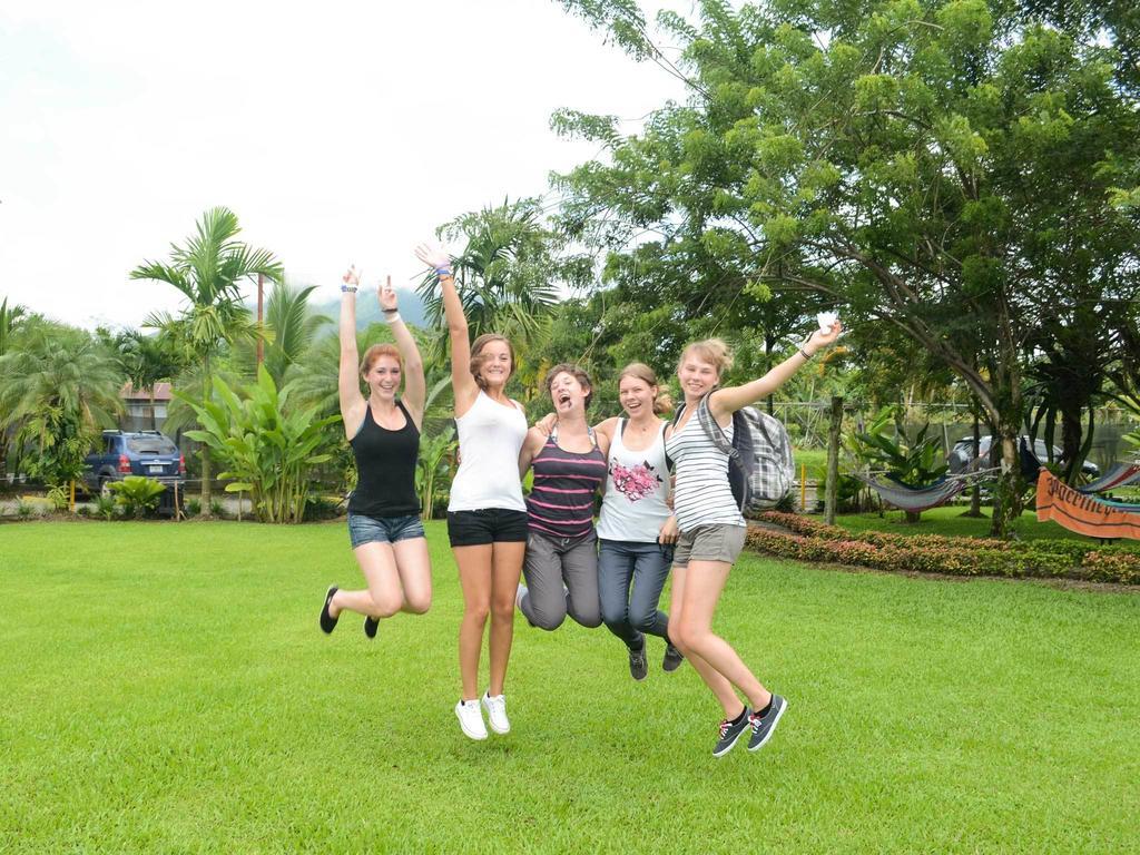 Arenal Backpackers Resort La Fortuna Bagian luar foto Students jumping for joy