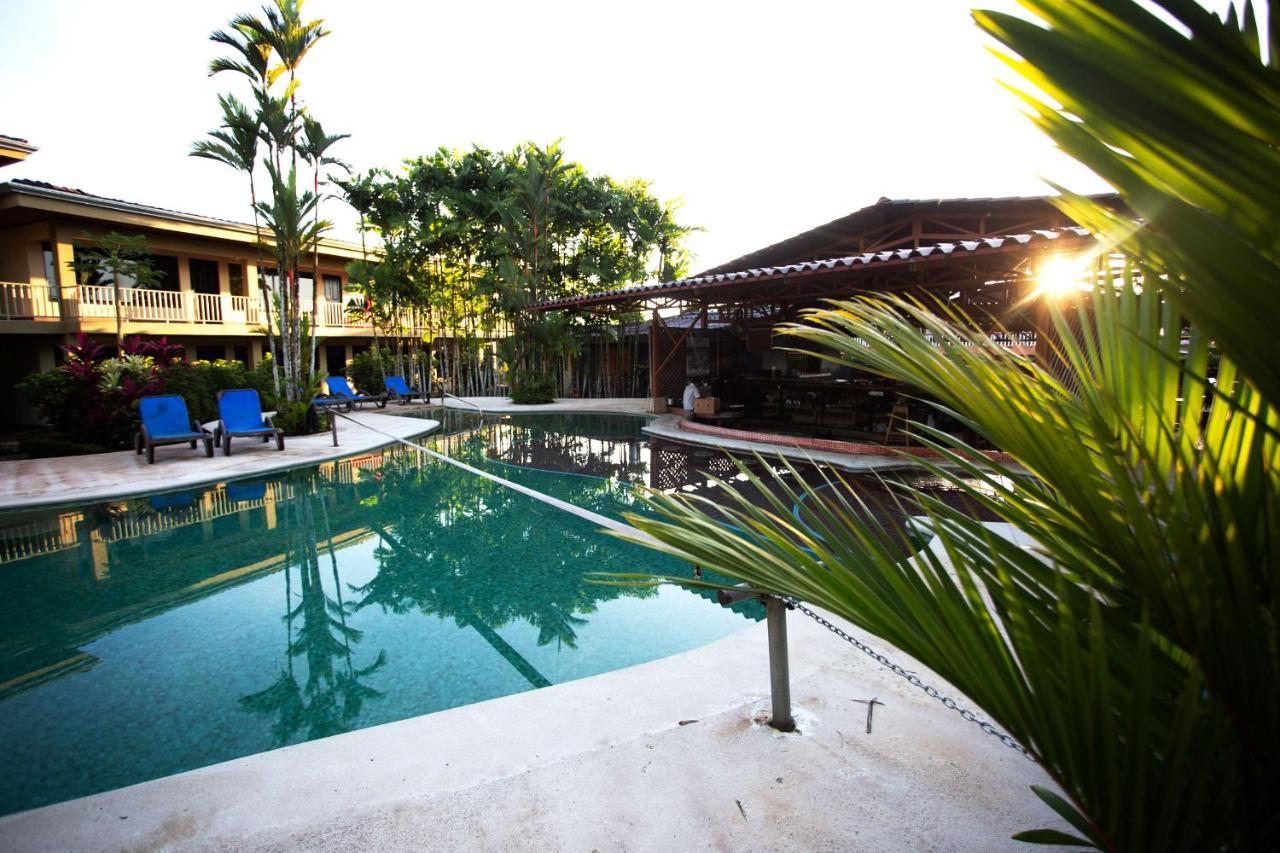 Arenal Backpackers Resort La Fortuna Bagian luar foto The swimming pool at the hotel