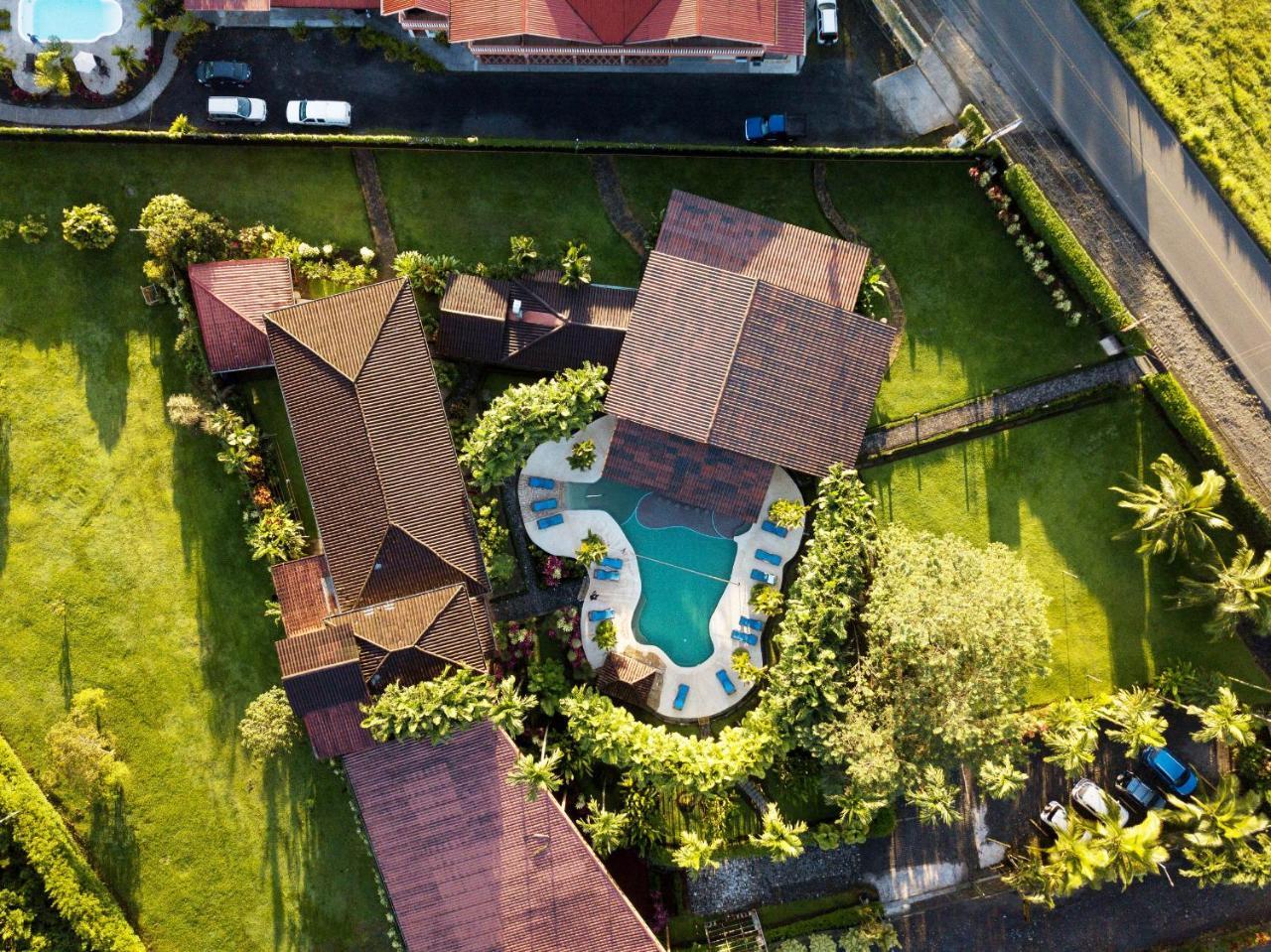Arenal Backpackers Resort La Fortuna Bagian luar foto Villa in the neighborhood